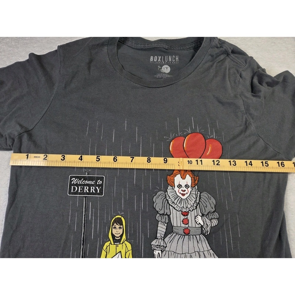 BoxLunch IT Pennywise Georgie Welcome To Derry Graphic T Shirt Medium Horror - Picture 3 of 5
